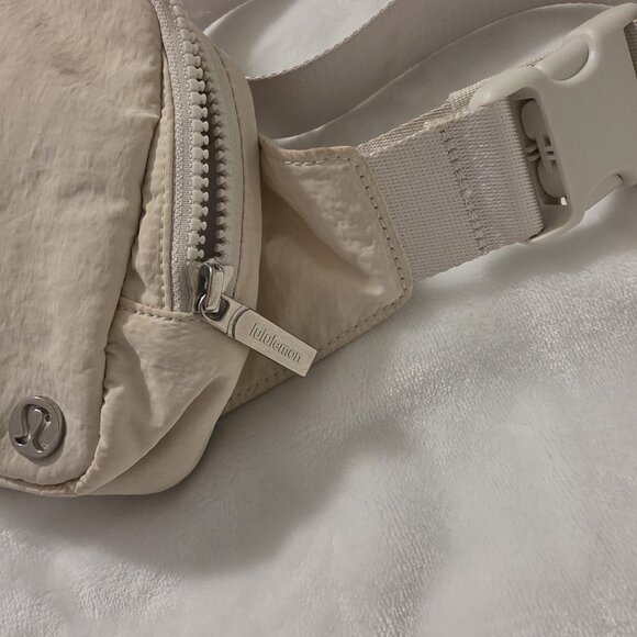 Lululemon‎ Everywhere Belt Bag  White Opal - Picture 3 of 5